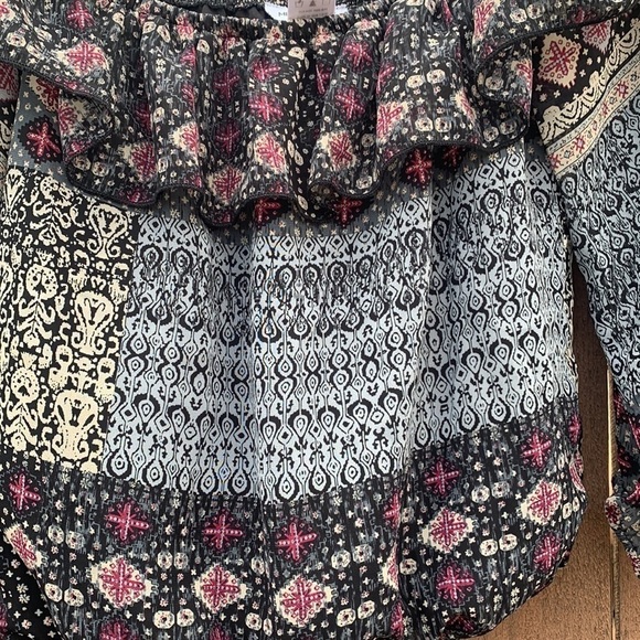 Miley + Molly women's  small ruffled floral blouse, 3/4 sleeve - Picture 3 of 4